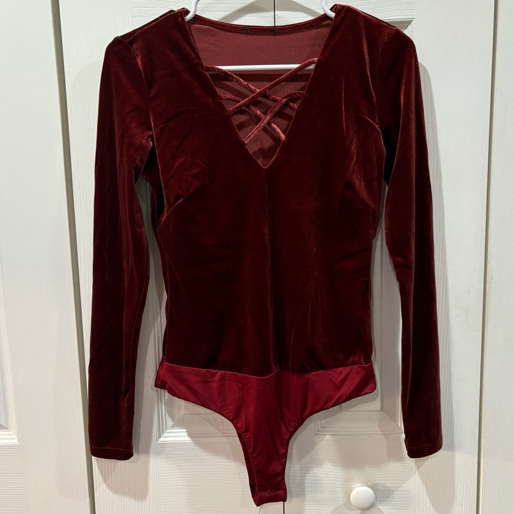 DISCOVERY Women’s Velvet V-Neck Long Sleeve Bodysuit Top - burgundy red, size S